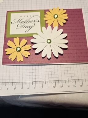 Mother's Day Floral Greeting Card - White & Yellow Daisy Design